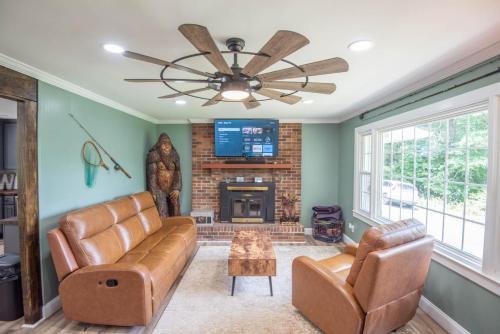 West Jefferson 3Bd- Hot Tub, Dogs Welcome, Fire Pit & More