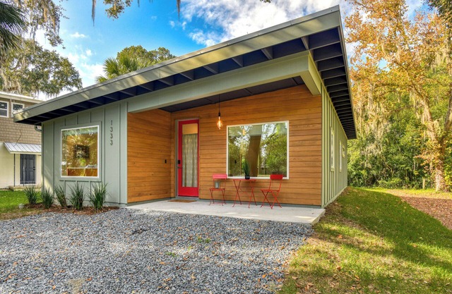 West King beautiful home. 3 Bedrooms, 2 baths, out