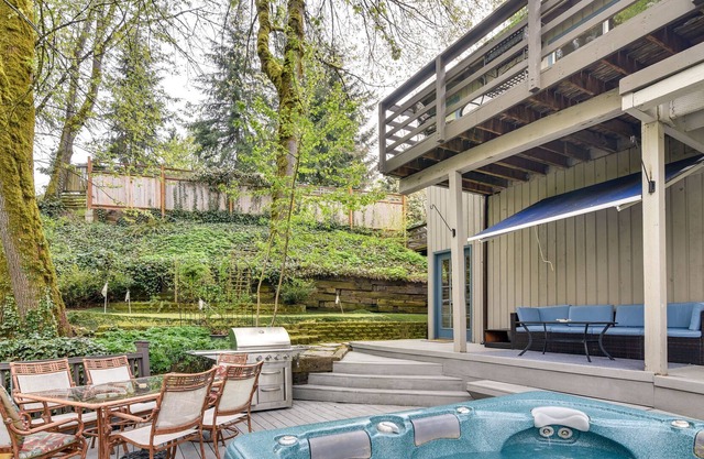 West Linn Vacation Rental w/ Private Hot Tub