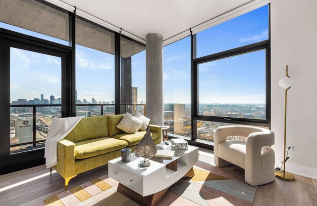 West Loop Charm: Dining & Nightlife, Balcony