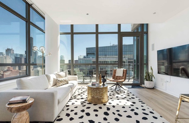West Loop Grand Penthouse: 3BR, Best Views