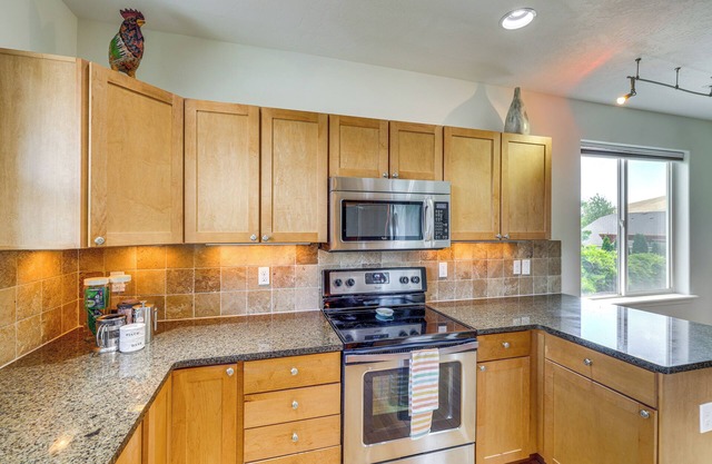 West Richland Home w/Large Yard: Near Wineries!