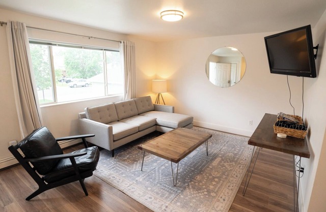 WEST SHORE FOUR CONDO, Sleeps 4, Close to Bridger Bowl and Airport!