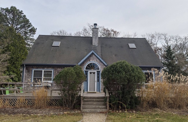 WEST TISBURY QUIET CLOSE TO TOWN AND BEACH