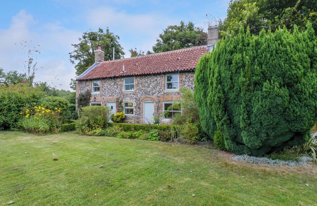 WEST VIEW, family friendly, character holiday cottage in Feltwell