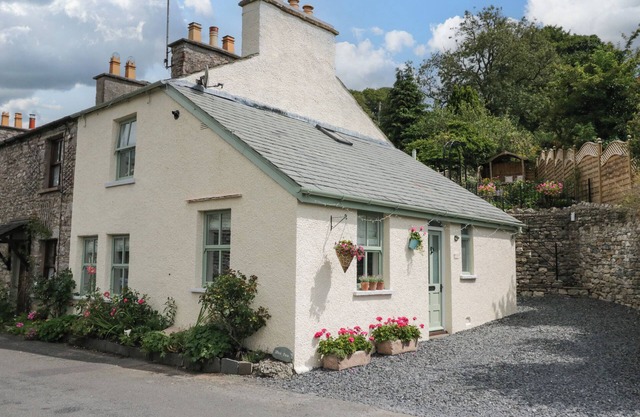 WEST VIEW, pet friendly, character holiday cottage in Milnthorpe