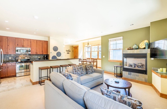 West Village Two Bedroom Townhome, walk to the beginner slopes! Free WiFi