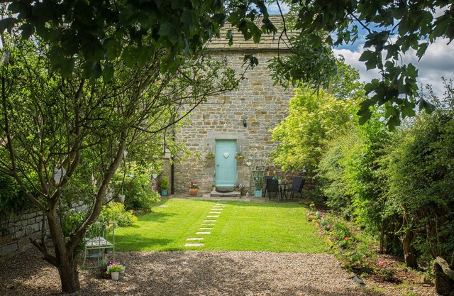 WEST WING COTTAGE, pet friendly, character holiday cottage in Hexham
