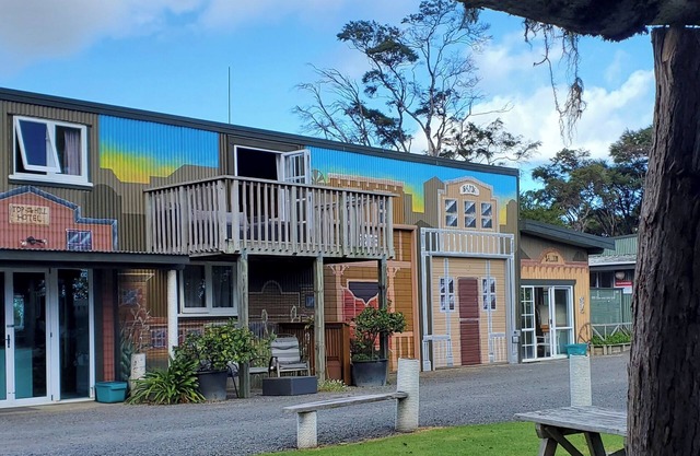Western Theme Mural,Private,Unique,Rustic,Sea Views,Sunsets,Bush,Pet friendly.