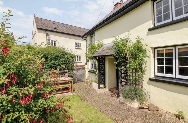 WESTGATE COTTAGE, pet friendly, character holiday cottage in Lapford