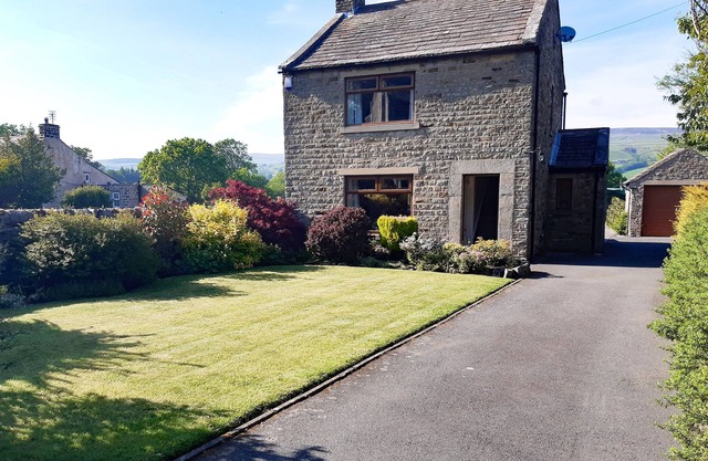 WESTHOLME, family friendly, with hot tub in Mickleton, Teesdale