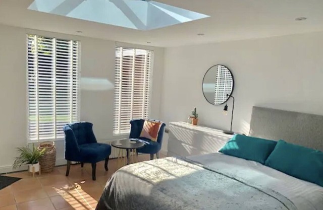 WESTLANDS, 4 Double Bedrooms - Parking, WIFI, Private Garden 4 Large TV