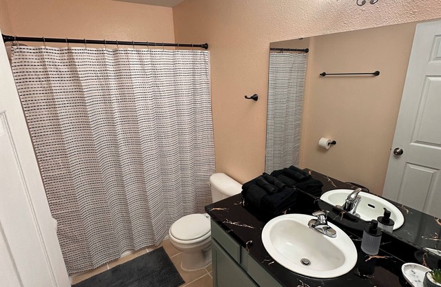 Westside Blues - Spacious 2 Bedroom, 2 Bathroom Condo