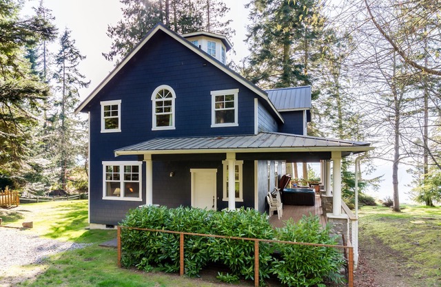 Westside Waterfront View Home - Luxury 4-Bedroom