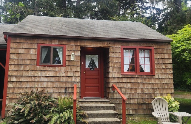 Whale Tail Cottages- 2 beds