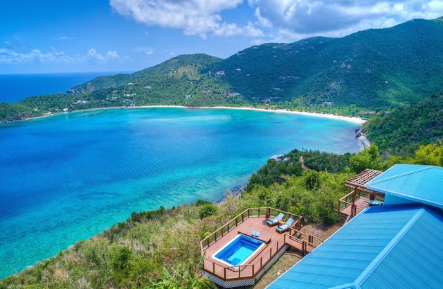 WHALE WATCH - breathtaking peaceful & private villa overlooking Brewers Bay
