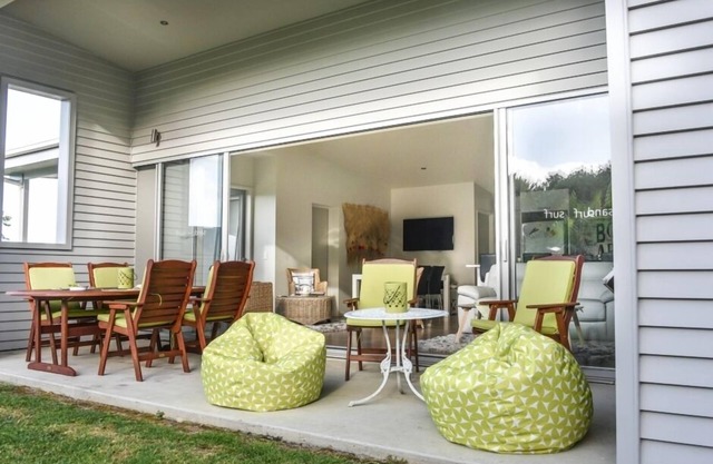 Whangapoua waves - Own Private getaway near the seashore