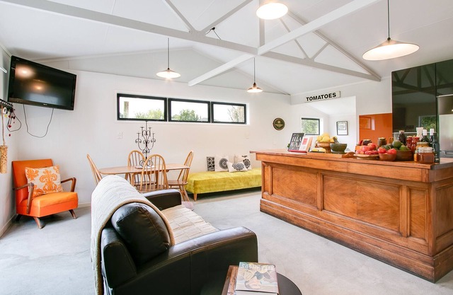 WHARE AWA - TARADALE HOLIDAY HOME, family friendly in Taradale