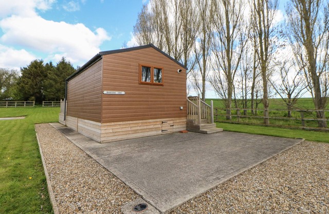 WHARFDALE POD, pet friendly, with hot tub in Hutton Rudby
