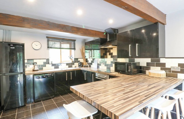 WHEATLOW BROOKS BARN, pet friendly, with open fire in Stone