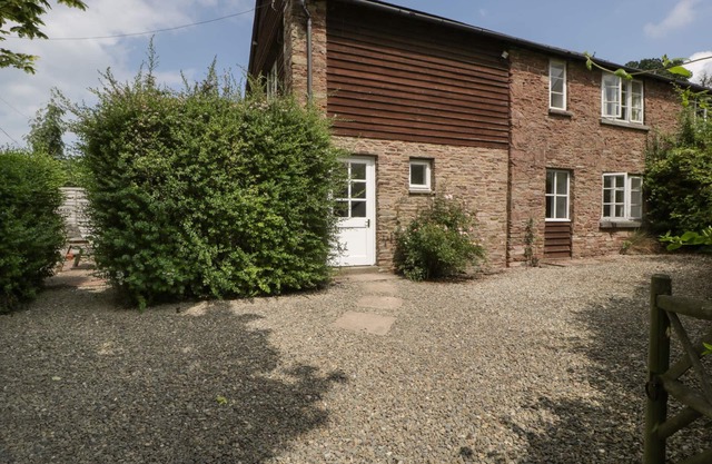 WHEELBARROW COTTAGE, pet friendly, with a garden in Leominster