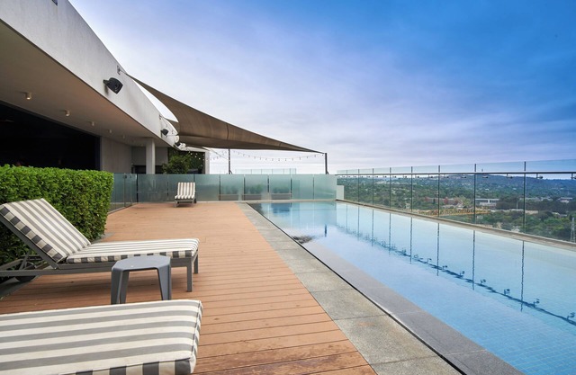 When Away - Luxury 2 Bedroom In Menlyn Maine 110m