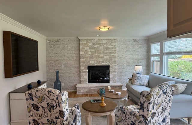 WHERE COMFORT MEETS COLORADO SUNSHINE!