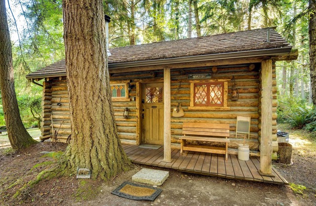Whidbey Island Cabin w/ Deck & Gas Grill!