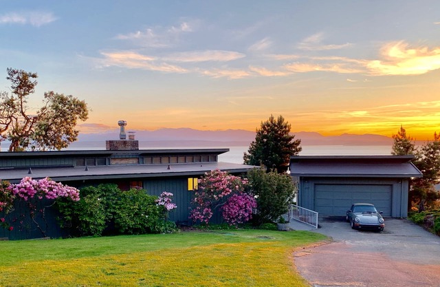 Whidbey Island Mid-Century Modern Waterfront Escape - JAW DROPPING VIEWS!