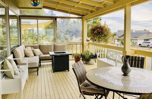 Whidbey Island Midcentury Beach House - Listen to the Waves on Huge Covered Deck