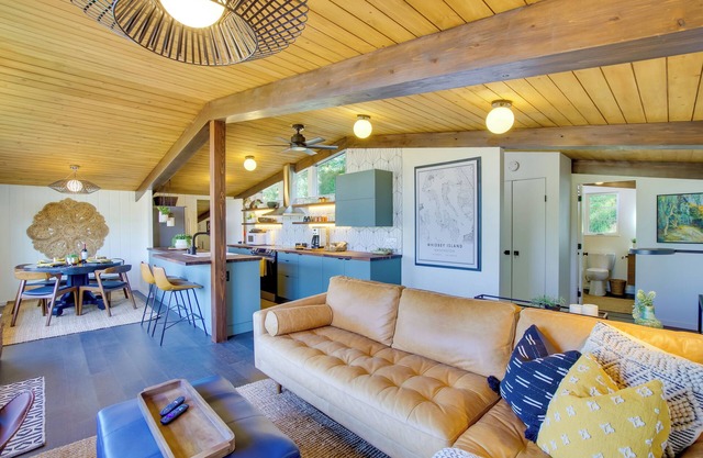 Whidbey Island Oasis: Walk to Beach, Hot Tub, View