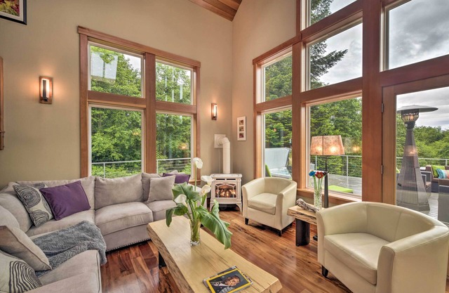 Whidbey Island Oasis w/Hot Tub & Cabana!
