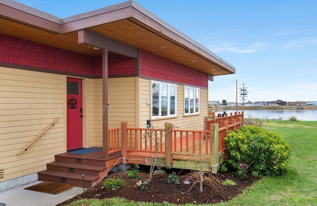 Whidbey Waterfront Retreat- Steps to Beach-Fireplace- Reading Nook
