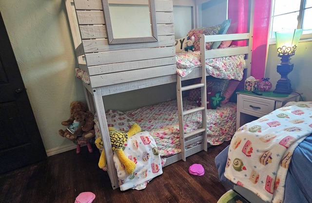 Whimsical 3 bd cottage for families and pets. Sleeps 7, free wifi/snacks