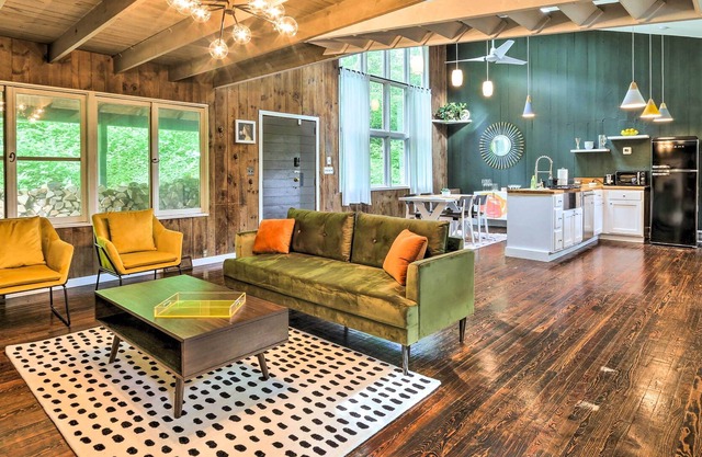 Whimsical Cottage in Washington w/ Fire Pit!