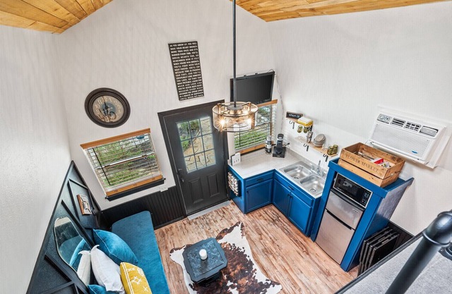 Whimsical Tiny Home Cottage with hot tub, fire pit and grill!