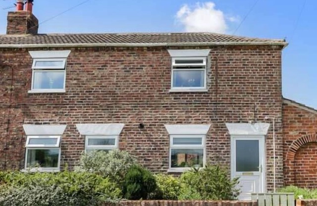 WHINHILL COTTAGE, pet friendly, with open fire in Ottringham