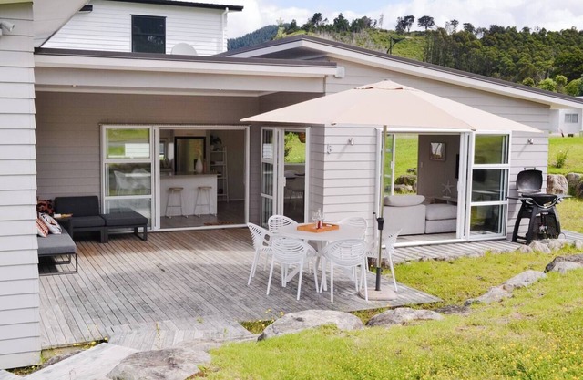 Whiritoa Family Beach Retreat With Wifi/AC great for kids & families