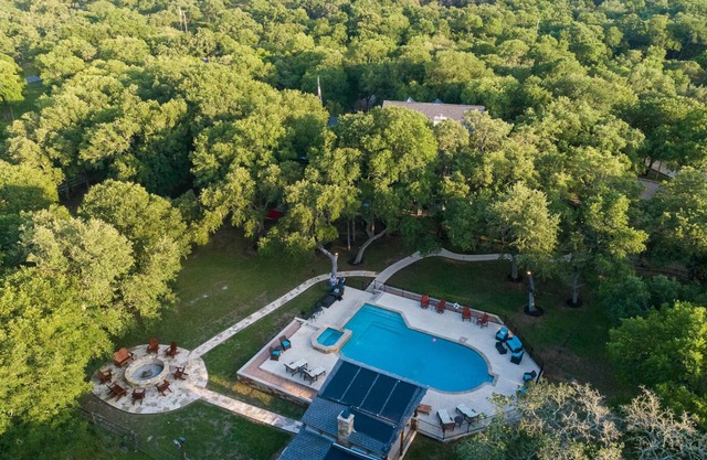 Whispering Oaks Main House: Pool/Hot Tub/Fire Pit/10 Acres