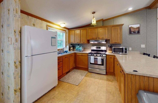 Whispering Pines – Enjoy wildlife in this charming, well-kept home, perfect for a relaxing retreat