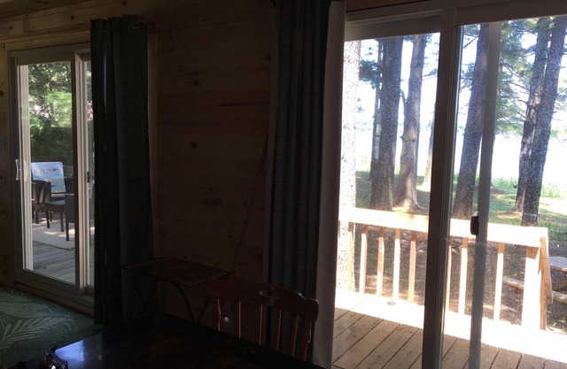 Whispering Pines - Waterfront 2 bedroom cottage