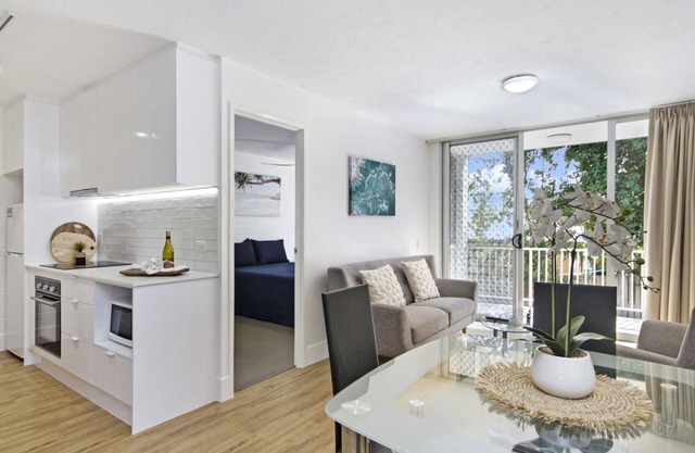White Caps Unit 3- 400 metres to Kirra Beach, cafes and restaurants