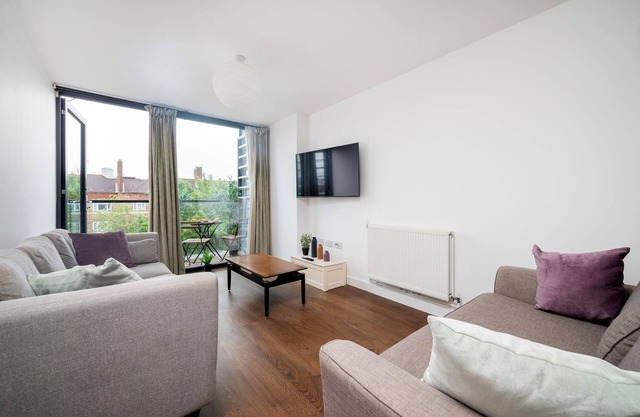 White City Stylish Home by StayStayStay