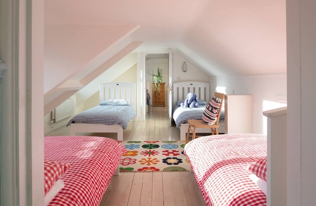 White Cottage - A large six bed beachside holiday home