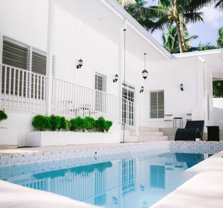 White Cottage Amadeo with Pool and Bonfire