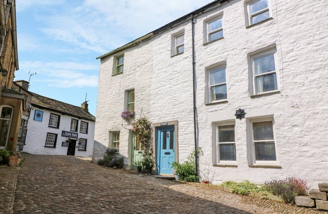 WHITE HART HOUSE, pet friendly, character holiday cottage in Dent