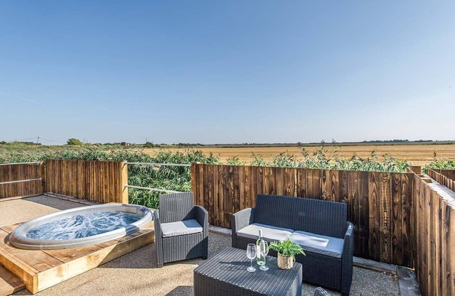 White Horse Lux Lincoln 31 - a lux lodge that sleeps 6 guests in 2 bedrooms