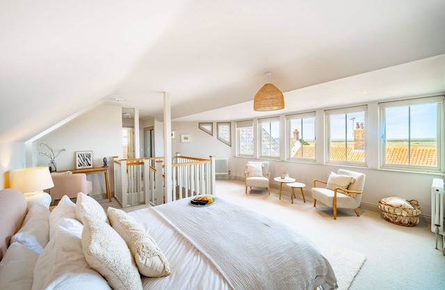 White Horses (Sleeps 2) - Luxury Apartment, stunning marsh views, parking, GDN