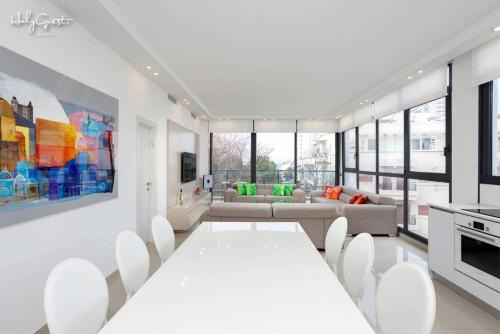 White House 3BR in Gordon Beach by HolyGuest