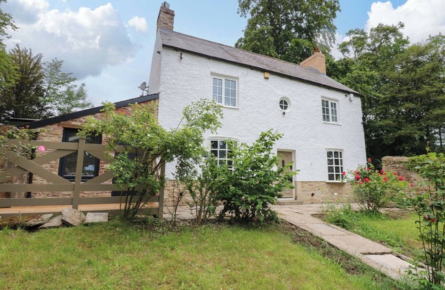 WHITE HOUSE, pet friendly, luxury holiday cottage in Durham